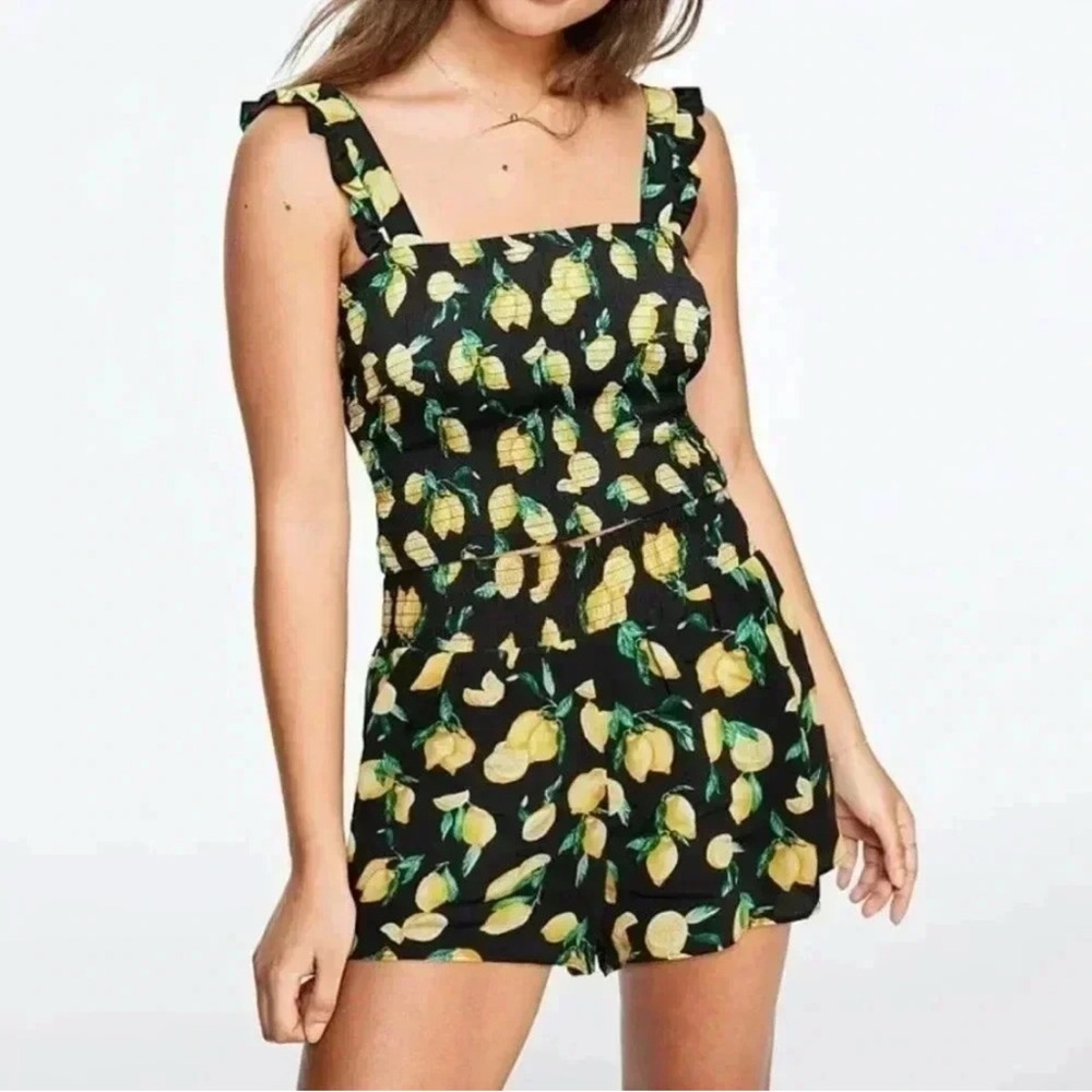 NWT PINK Victoria's Secret Lemon Print Shorts. Smocked waistband. Large.